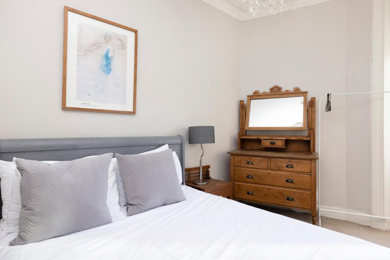 Joivy Old Town 1-Bed Apartment With Stunning Views Edinburg Exteriör bild